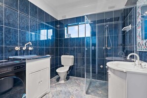 Regadera, secadora de cabello, toallas 