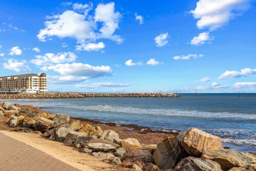 Beachside 2BR Apartment with Sunroom Views AC WiFi