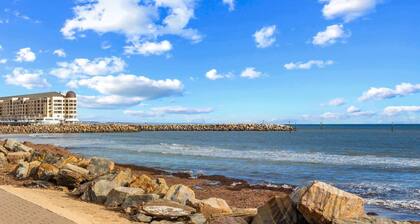 Beachside 2BR Apartment with Sunroom Views AC WiFi