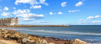 Beachside 2BR Apartment with Sunroom Views AC WiFi
