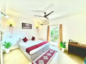 Superior-Doppelzimmer, Balkon, eingeschränkter Meerblick | Kostenloses WLAN, Bettwäsche