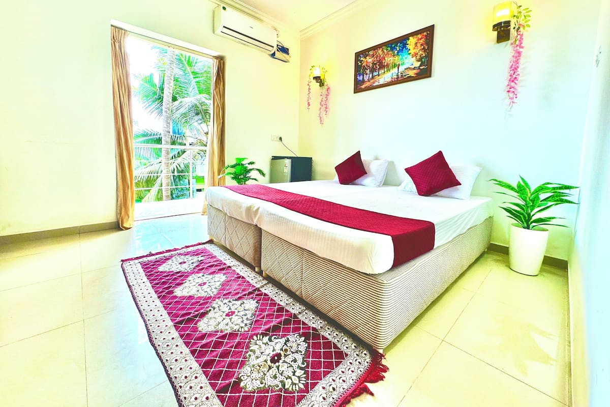Deluxe Double Room, 1 King Bed, Balcony, Beachfront | Free WiFi, bed sheets