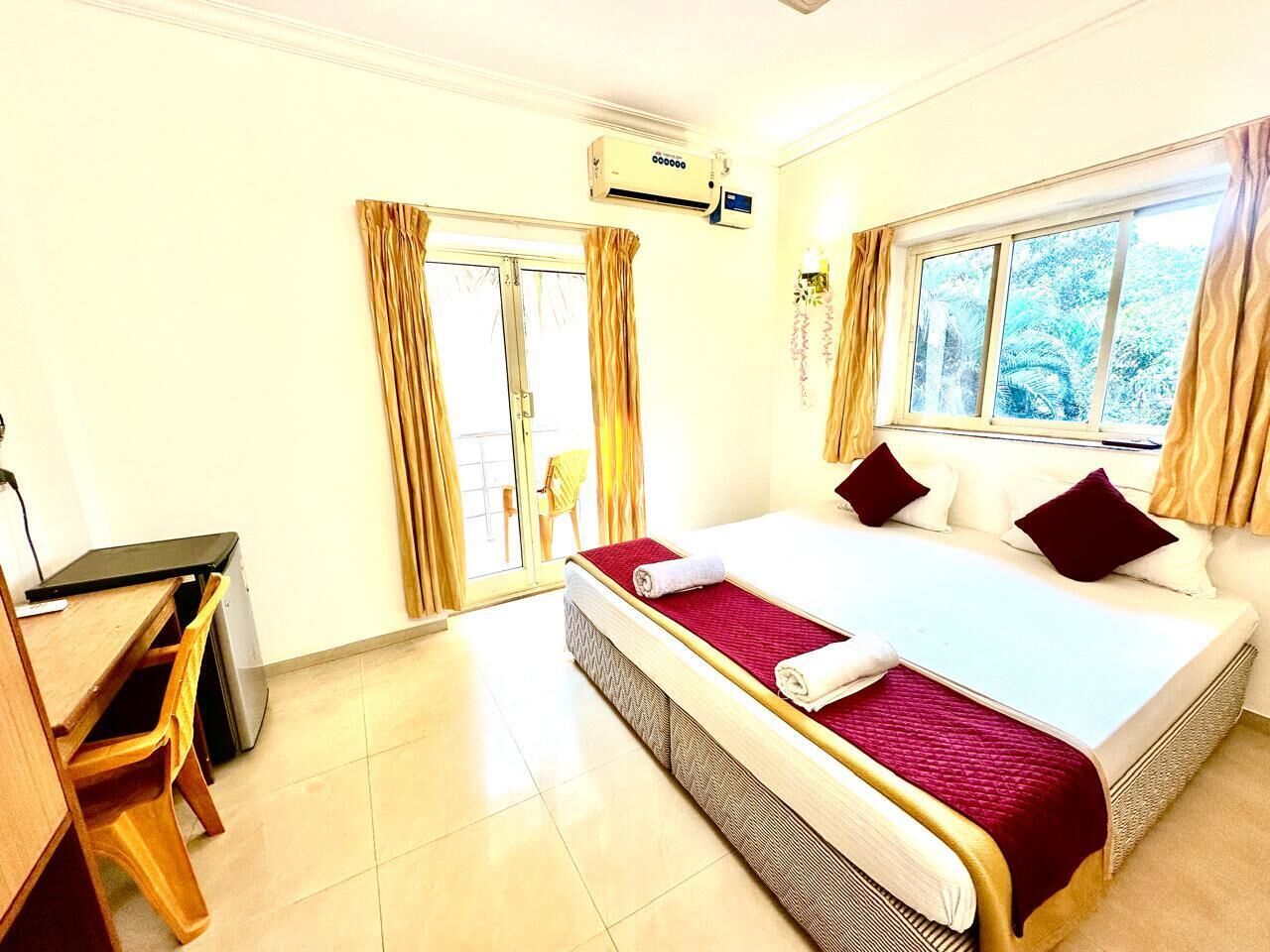 Deluxe Double Room, 1 King Bed, Balcony, Beachfront | Free WiFi, bed sheets