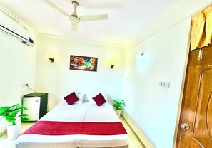 Deluxe Room, 1 King Bed, Air conditioning, Beachfront | Free WiFi, bed sheets