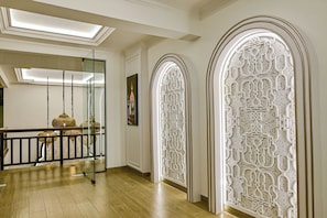 Couples treatment room(s), steam room, hydrotherapy, aromatherapy