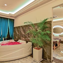 Couples treatment room(s), sauna, hot tub, steam room