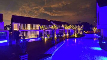 Indoor pool, sun loungers