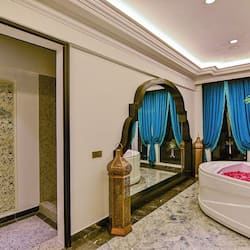 Couples treatment room(s), sauna, hot tub, steam room