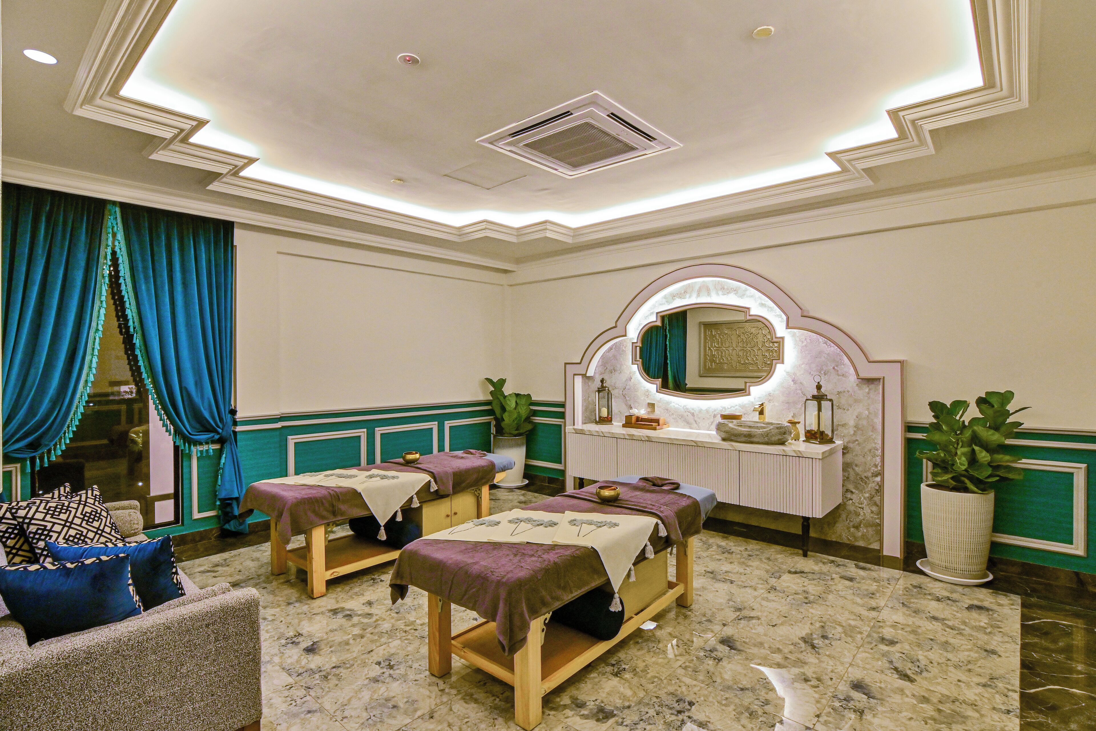 Couples treatment room(s), sauna, hot tub, steam room