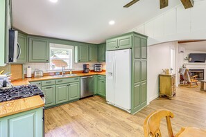 Geladeira, micro-ondas, cooktop, lava-louças