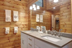 Shower, hair dryer, shampoo - Cottage at Deer Ridge Farm (Charlottesville)