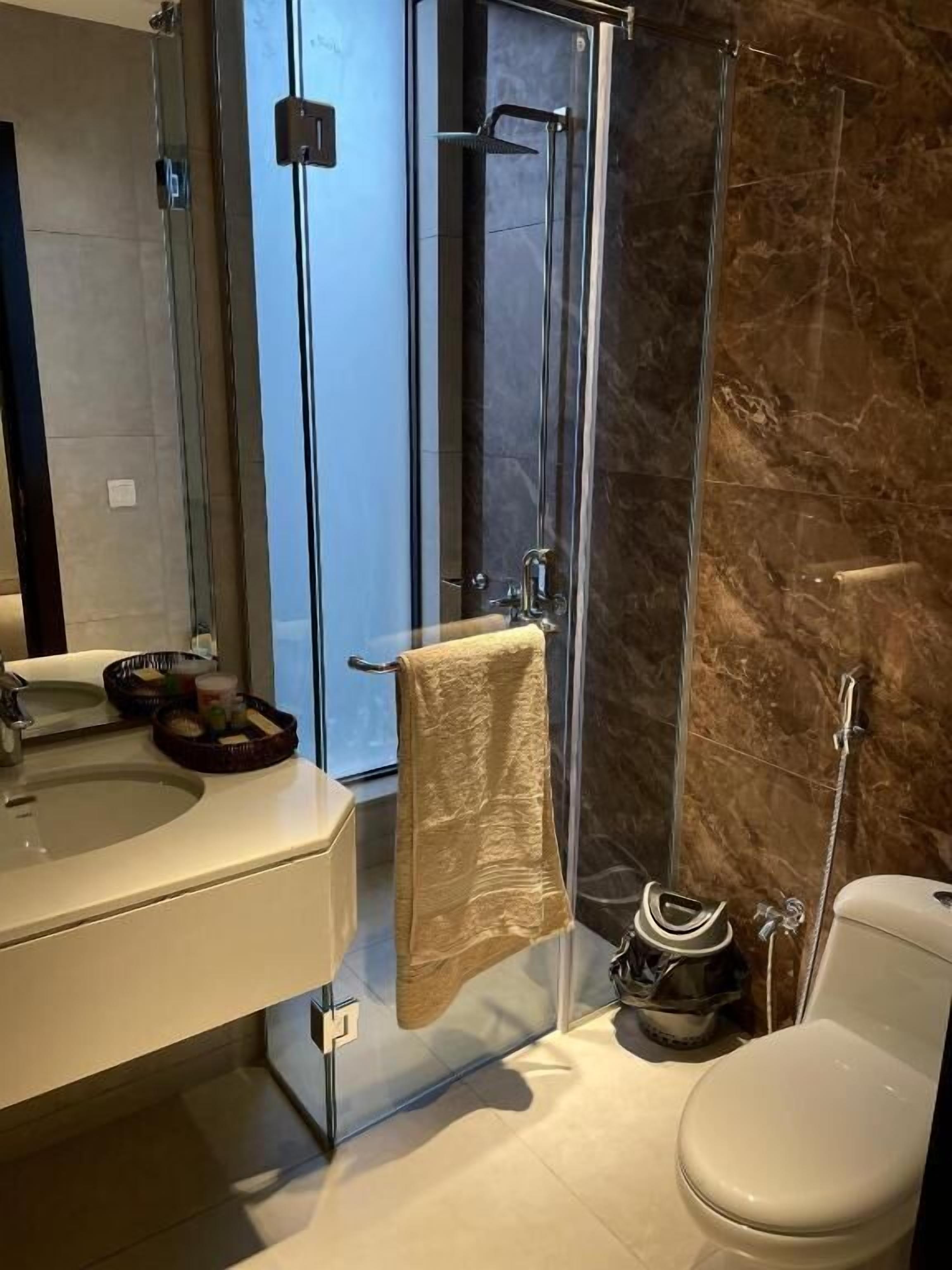 Ducha, artículos de tocador gratuitos, toallas, jabón