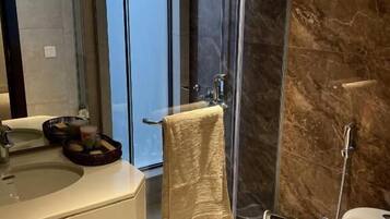 Ducha, artículos de tocador gratuitos, toallas, jabón