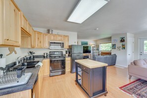 Réfrigérateur, micro-ondes, plaque de cuisson, lave-vaisselle