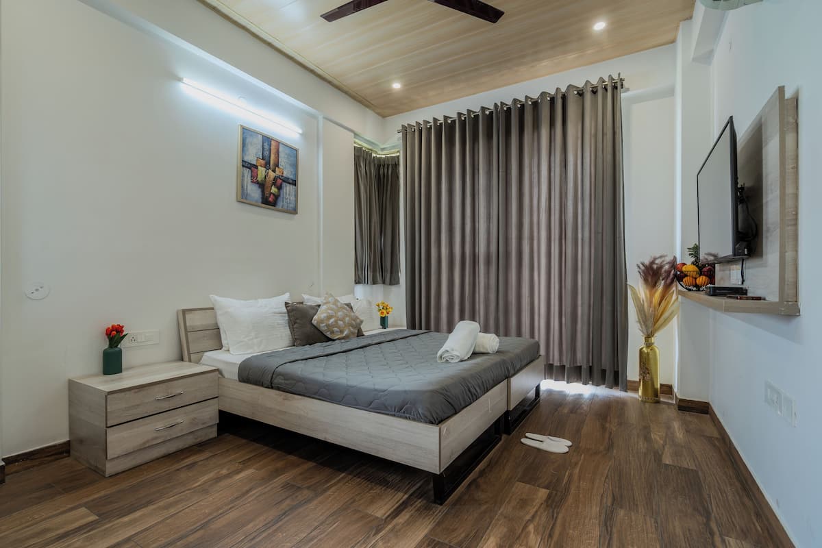 Double Room, Balcony, City View | Iron/ironing board (on request), WiFi (free)
