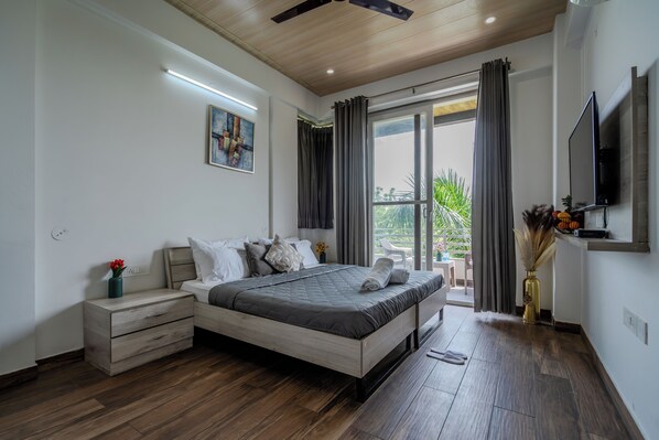 Quarto casal, sacada, vista para a cidade | Ferros/tábuas de passar roupa, Wi-Fi de cortesia