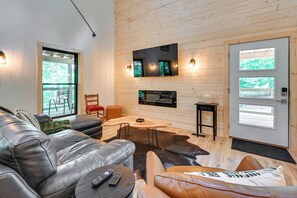 Télévision, cheminée, livres
