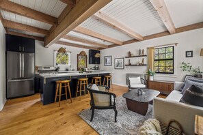 Smart TV - Charming cottage in beautiful Mendocino with WiFi (Mendocino)