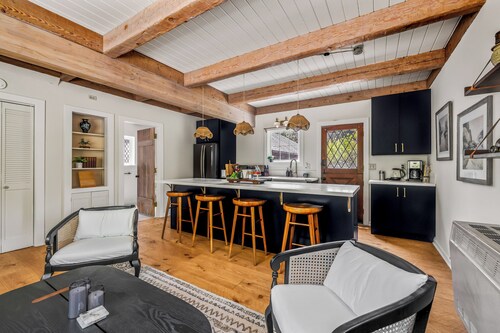 Charming Pet-Friendly Cottage in Beautiful Coastal Mendocino with Wi-Fi