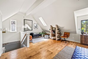 Interior - Charming cottage in beautiful Mendocino with WiFi (Mendocino)