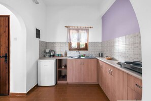 Refrigerador, cafetera y tetera y utensilios de cocina