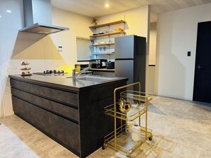 Réfrigérateur, micro-ondes, plaque de cuisson, cafetière/bouilloire