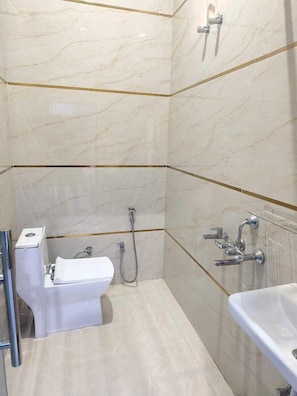 Shower, free toiletries, slippers, towels - Hotel Sita Palace  (Faizabad)