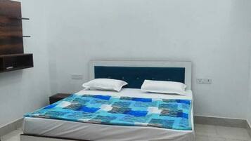 Deluxe Double or Twin Room | Desk, laptop workspace, free WiFi
