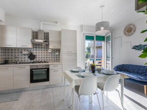 Réfrigérateur, un four, vaisselle et ustensiles