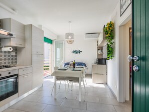 Réfrigérateur, un four, vaisselle et ustensiles