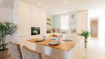 Een koelkast, een magnetron, een oven, een vaatwasser