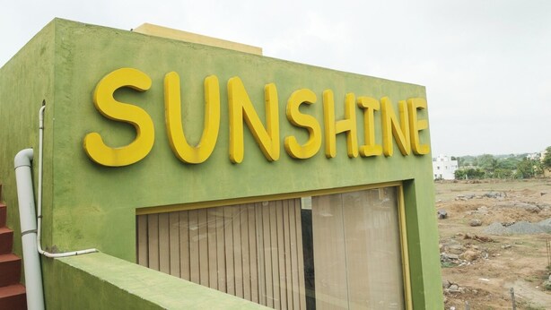 A building with a large sign that reads "SUNSHINE". - Sunshine Guest House (Tiruvannamalai)