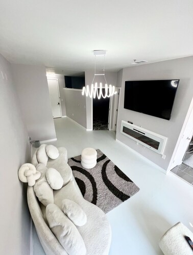 Ultra modern stylish LOFT close to everything! Parking, balcony, fireplace, Wifi