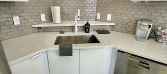 Ultra modern stylish LOFT close to everything! Parking, balcony, fireplace, Wifi