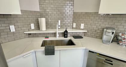 Ultra modern stylish LOFT close to everything! Parking, balcony, fireplace, Wifi