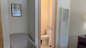 1 chambre, fer et planche Ă repasser, Wi-Fi gratuit, draps fournis