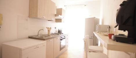 Microonde, forno, piano cottura, lavastoviglie