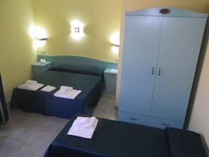 Comfort Triple Room | Desk