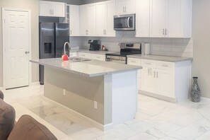 Frigorífico, microondas, placa de cocina y cafetera o tetera