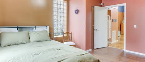 Escritorio, internet y ropa de cama