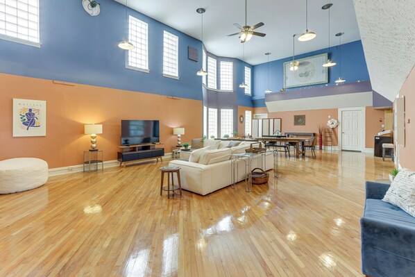 TV, books - Downtown Apt: 23 Mi to Hocking Hills State Park (Lancaster)