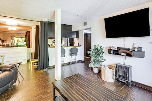 Walk to Virginia Lake: Reno Condo w/ Balcony!