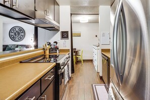 Coffee/tea maker, cookware/dishes/utensils