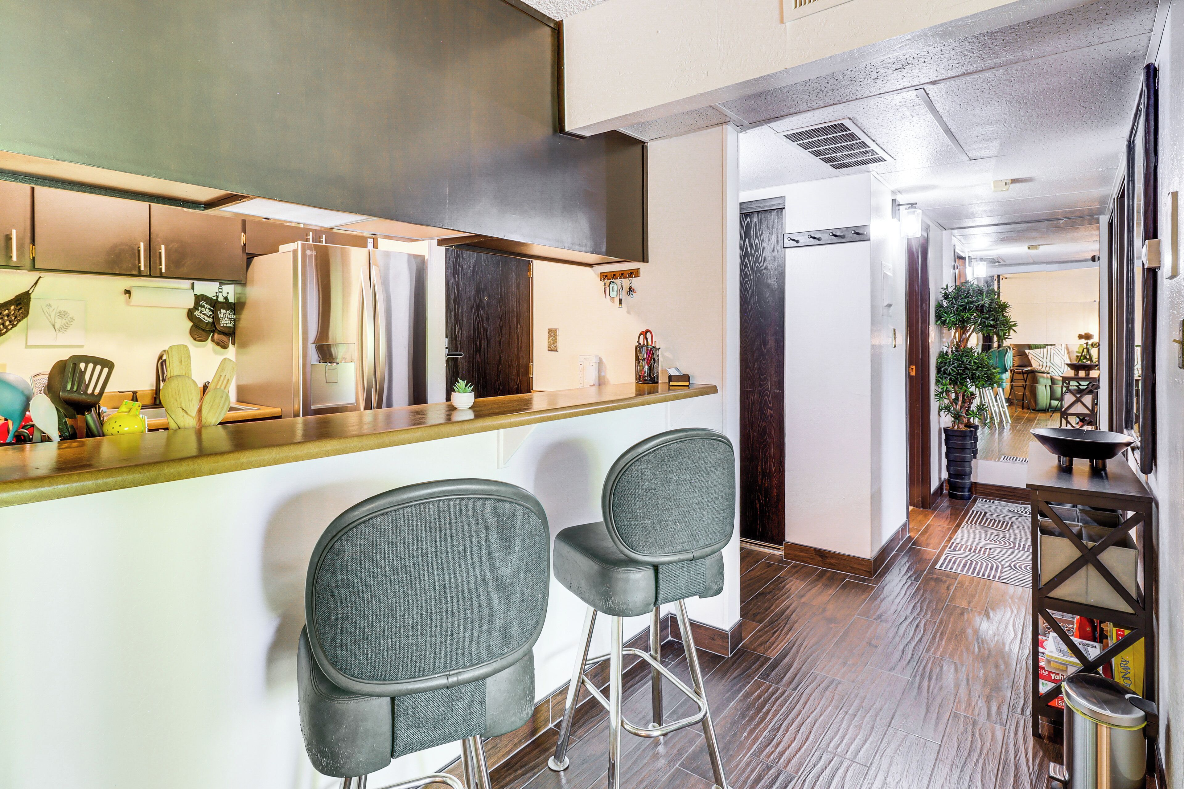 Cafetière/bouilloire, batterie de cuisine, vaisselle et ustensiles