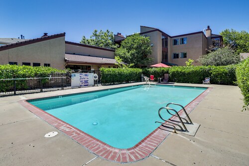 Walk to Virginia Lake: Reno Condo w/ Balcony!