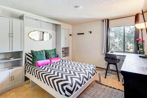 2 bedrooms, desk, iron/ironing board, Internet