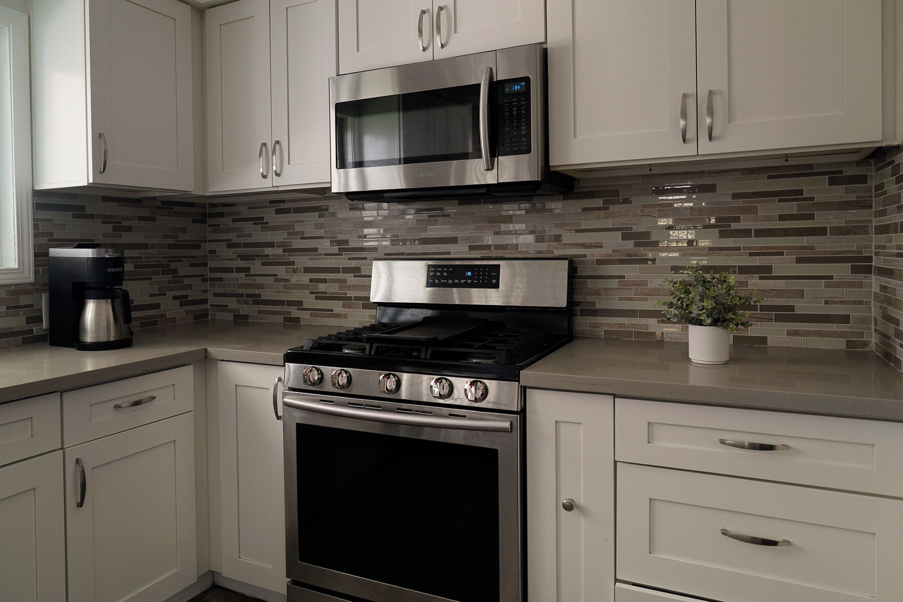 Microondas, horno, parrilla de estufa y lavavajillas 