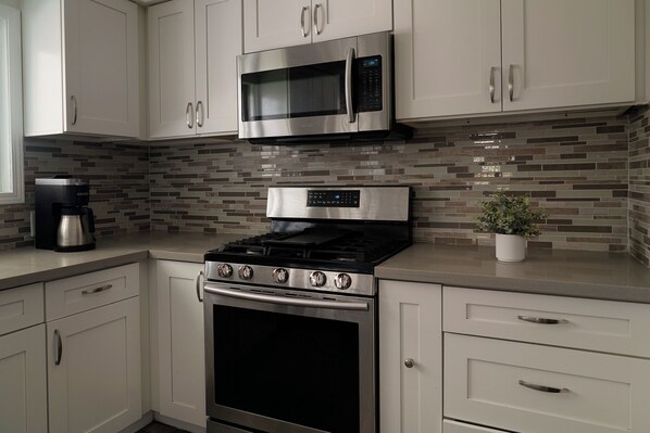 Mikroaaltouuni, uuni, liesi, astianpesukone