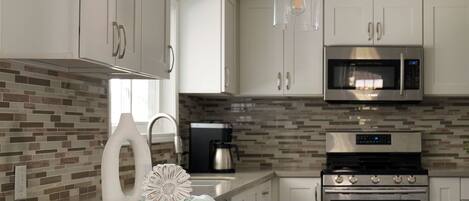 Micro-ondes, four, plaque de cuisson, lave-vaisselle