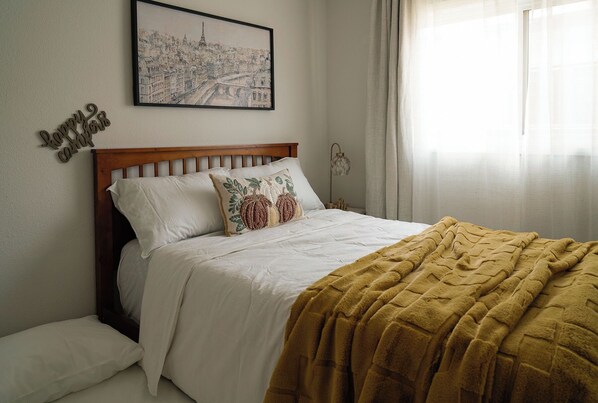 4 bedrooms, iron/ironing board, WiFi, bed sheets - Spacious 4BR Home near ONT Airport (Ontario)